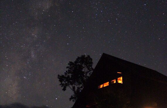 空を見上げれば、満天の星空、下を見渡せば、雲海が広がっています